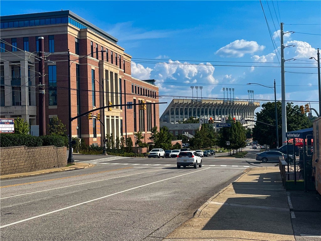 123 N DONAHUE Drive