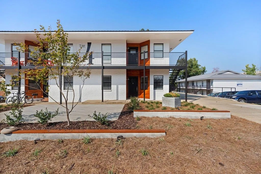 123 N DONAHUE Drive