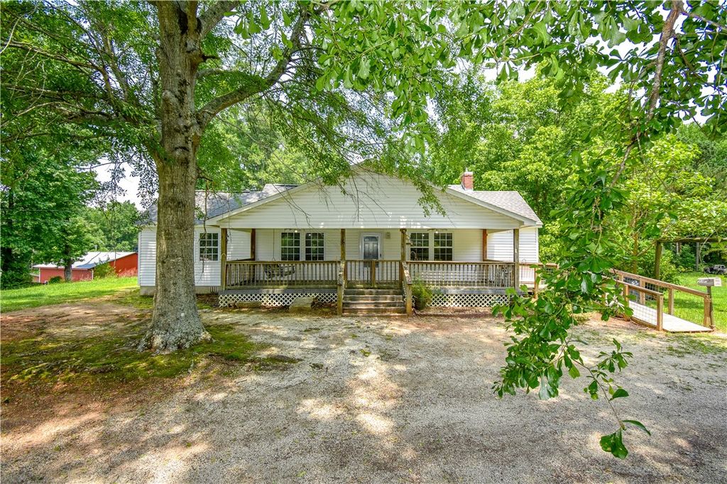Photo of 2087 TRUSSELL Road, Alexander City, AL 35010 (MLS # 175281)