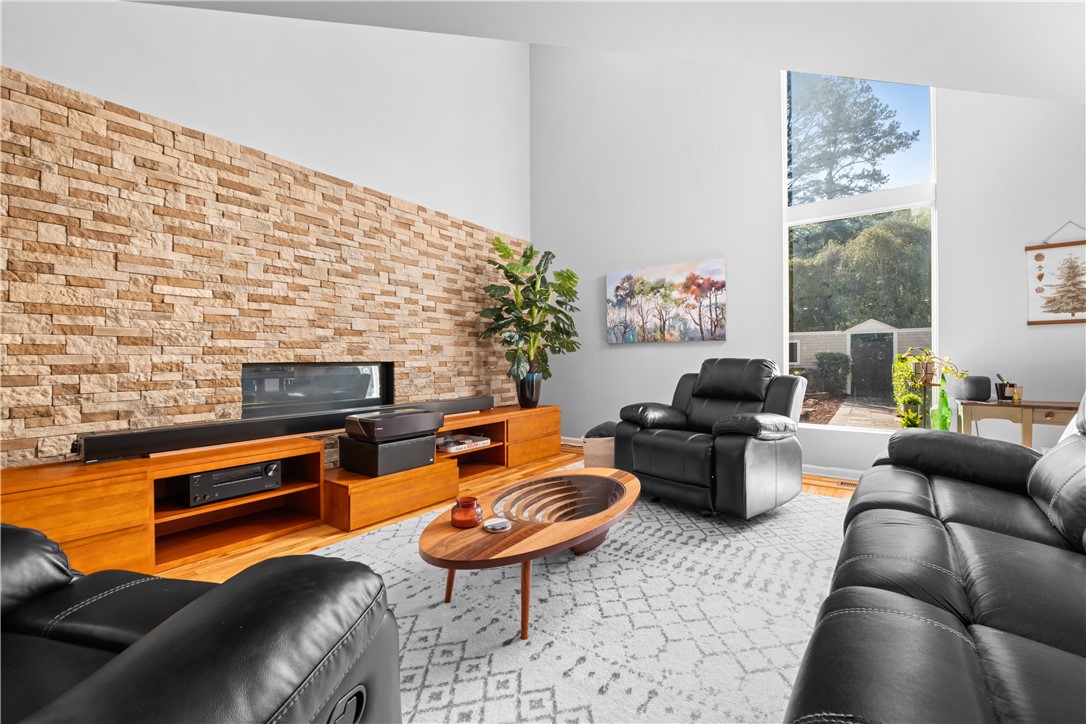 Opelika, Alabama 36804, United States, 4 Bedrooms Bedrooms, ,4 BathroomsBathrooms,Residential,Pending,107315