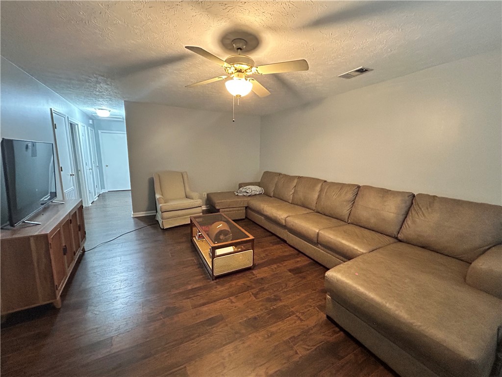 785 IROQUOIS Circle