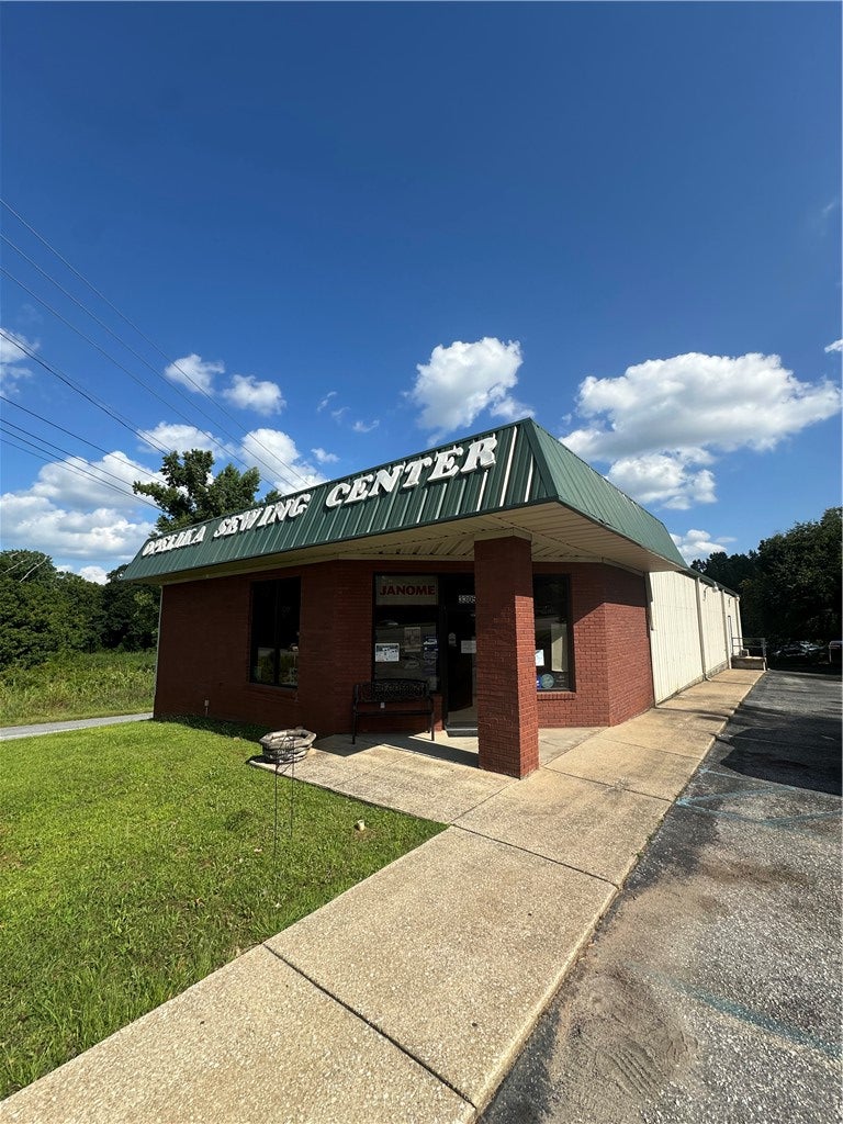 Photo of 3305 PEPPERELL Parkway, Opelika, AL 36801 (MLS # 182516)