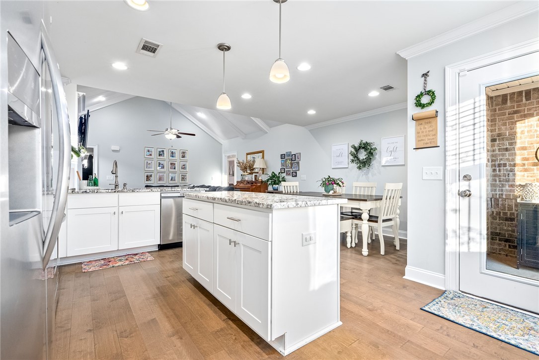 Auburn, Alabama 36830, United States, 3 Bedrooms Bedrooms, ,2 BathroomsBathrooms,Residential,Pending,21717