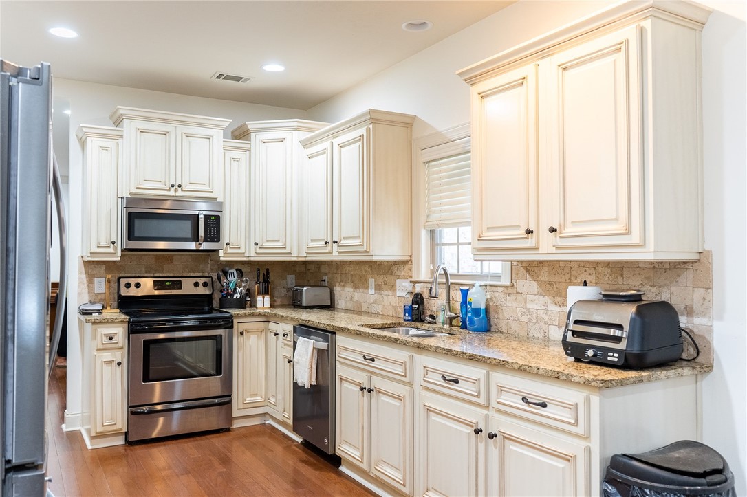 Auburn, Alabama 36830, United States, 5 Bedrooms Bedrooms, ,3 BathroomsBathrooms,Residential,Active,129915