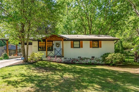 Photo of 1805 JOLLIT Avenue, Opelika, AL 36801 (MLS # 179819)