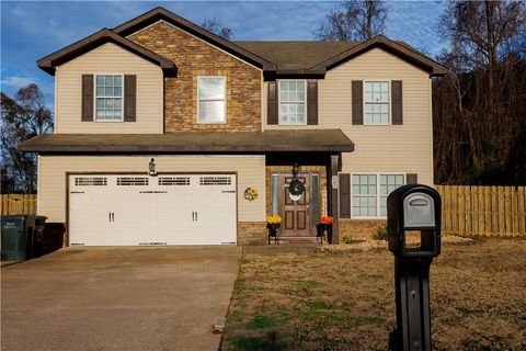Photo of 2103 SUZANNE Lane, Opelika, AL 36801 (MLS # 178084)