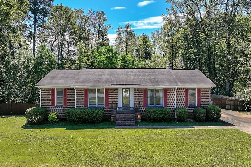 Photo of 701 NORTH HILLS Drive, Opelika, AL 36801 (MLS # 177018)