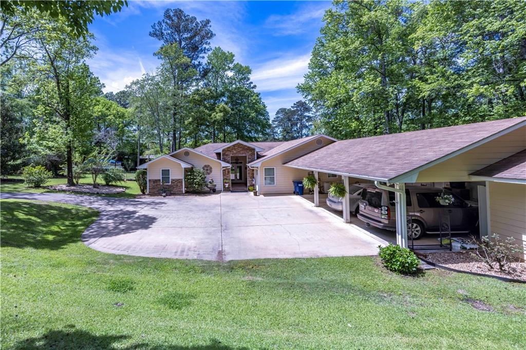 Photo of 558 LEE ROAD 367, Valley, AL 36854 (MLS # 181432)