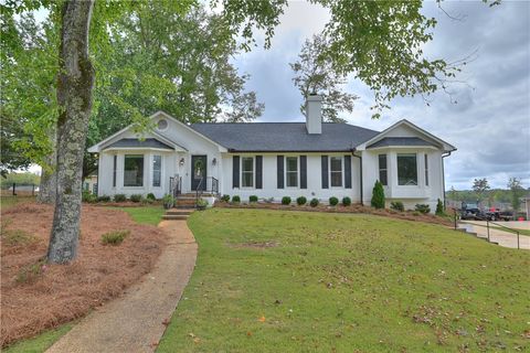 Photo of 1902 NORTHGATE Drive, Opelika, AL 36801 (MLS # 177050)