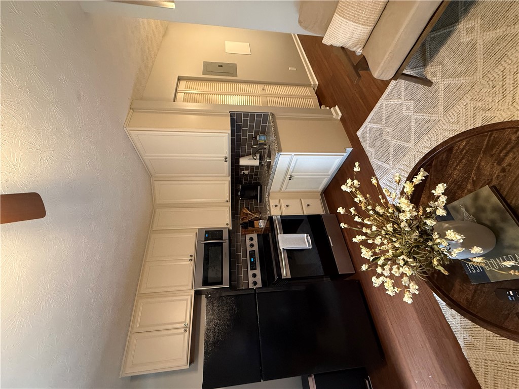 634 W MAGNOLIA Avenue