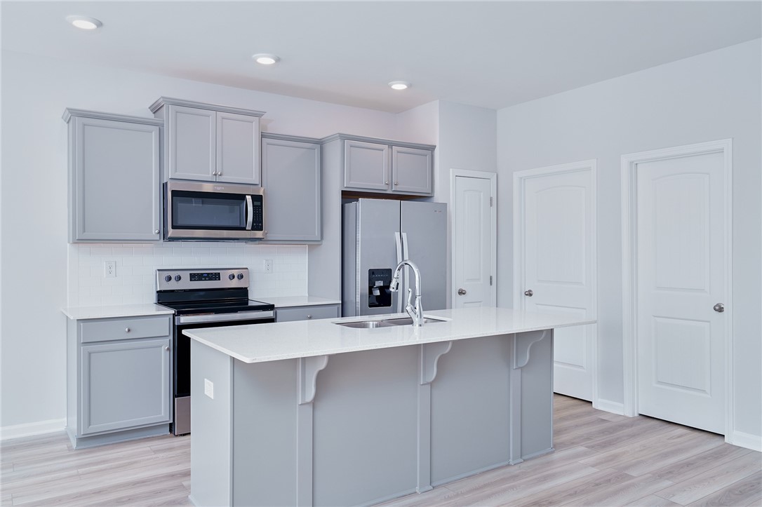 Opelika, Alabama 36804, United States, 3 Bedrooms Bedrooms, ,3 BathroomsBathrooms,Residential,Pending,52527