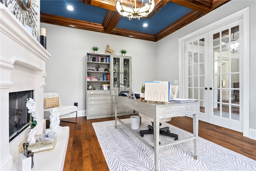 2038 E LAKE Boulevard