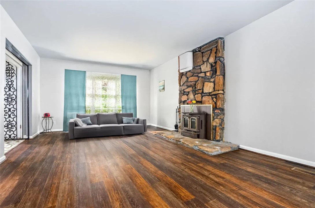 512 SLEEPY HOLLOW Drive