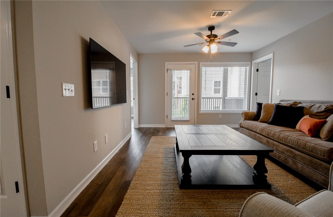 730 W MAGNOLIA Avenue 202