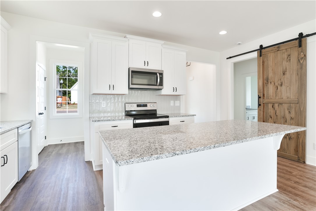 1085 WOODLAND Lane