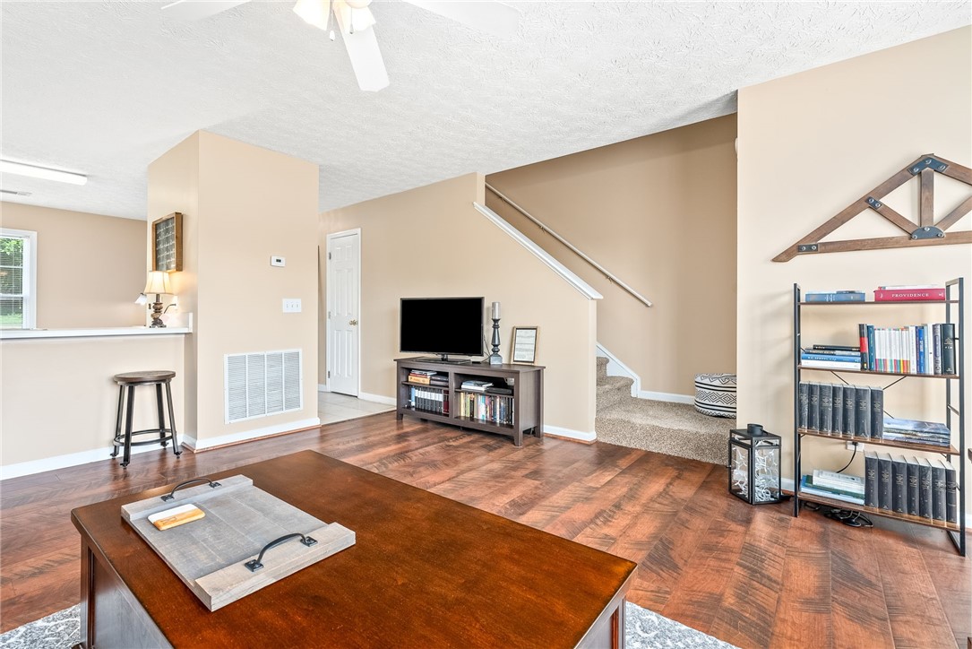 1477 N DONAHUE Drive 2701