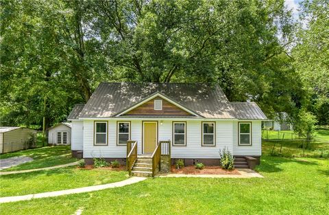 Photo of 1706 SIMPSON Street, Alexander City, AL 35010 (MLS # 175849) Photo of 1706 SIMPSON Street, Alexander City, AL 35010 (MLS # 175849)