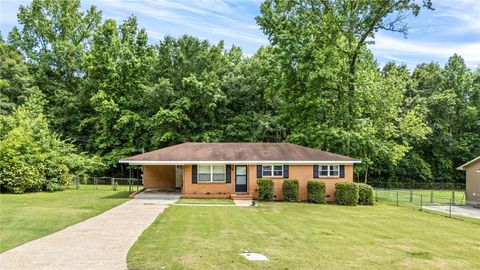 Photo of 301 BALLARD Avenue, Opelika, AL 36804 (MLS # 180093)