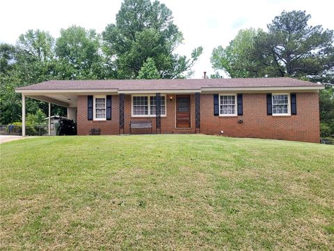 Photo of 2500 POPLAR Street, Opelika, AL 36804 (MLS # 180414)