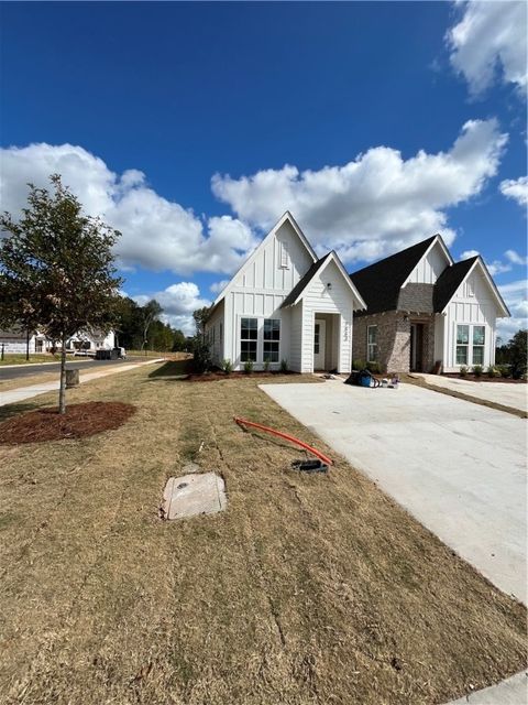 Photo of 40 FOREST Lane, Opelika, AL 36801 (MLS # 177054)