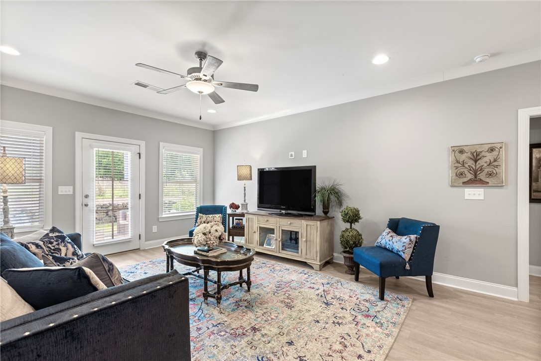 520 CLOVERDALE Drive