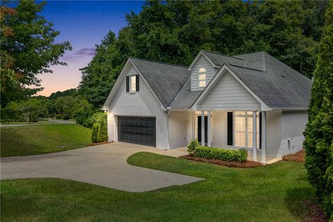 Photo of 2331 MORGAN Drive, Auburn, AL 36830 (MLS # 175714)