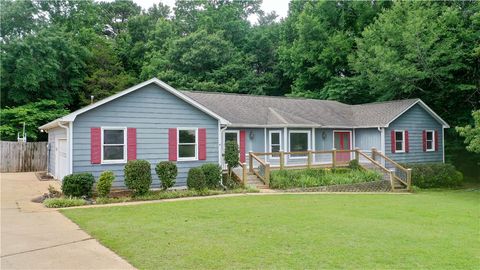 Photo of 1812 OAK BOWERY Road, Opelika, AL 36081 (MLS # 180739)