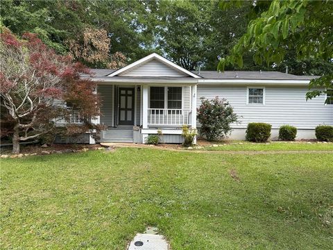 Photo of 711 HERNDON Street, Opelika, AL 36801 (MLS # 180620)