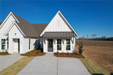 Photo of 1053 HUNTERS Way, Opelika, AL 36801 (MLS # 178204)