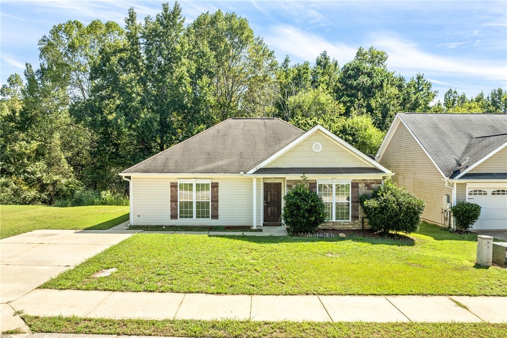 Photo of 1910 WINDING OAK Way, Opelika, AL 36804 (MLS # 182450)