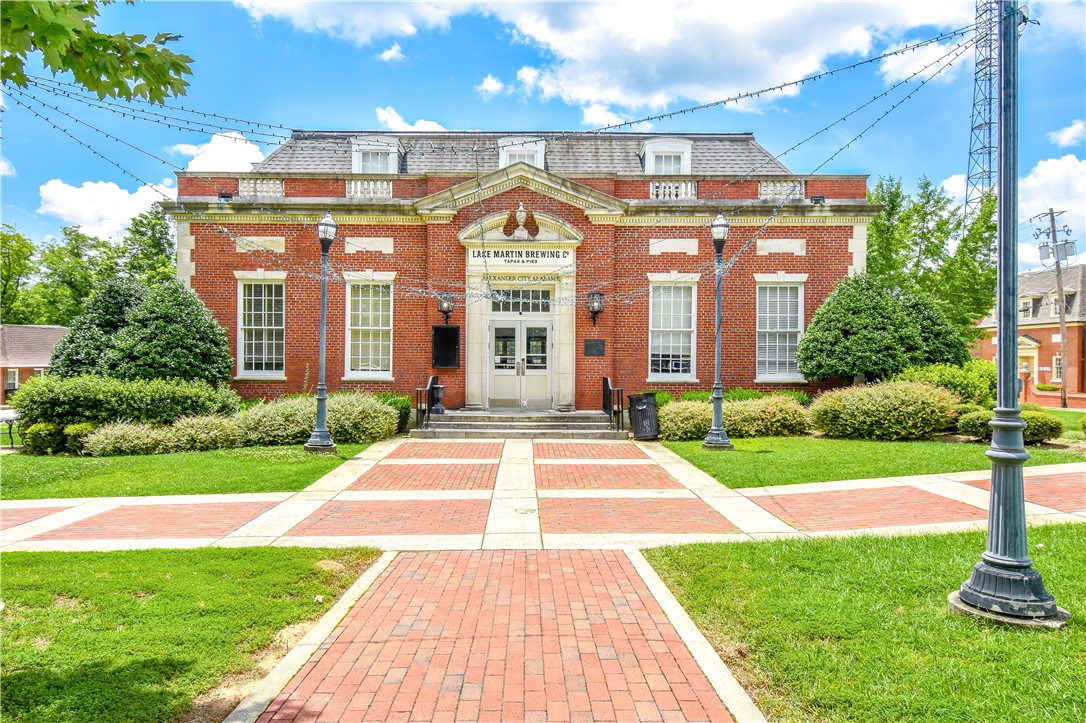 82 COURT Square