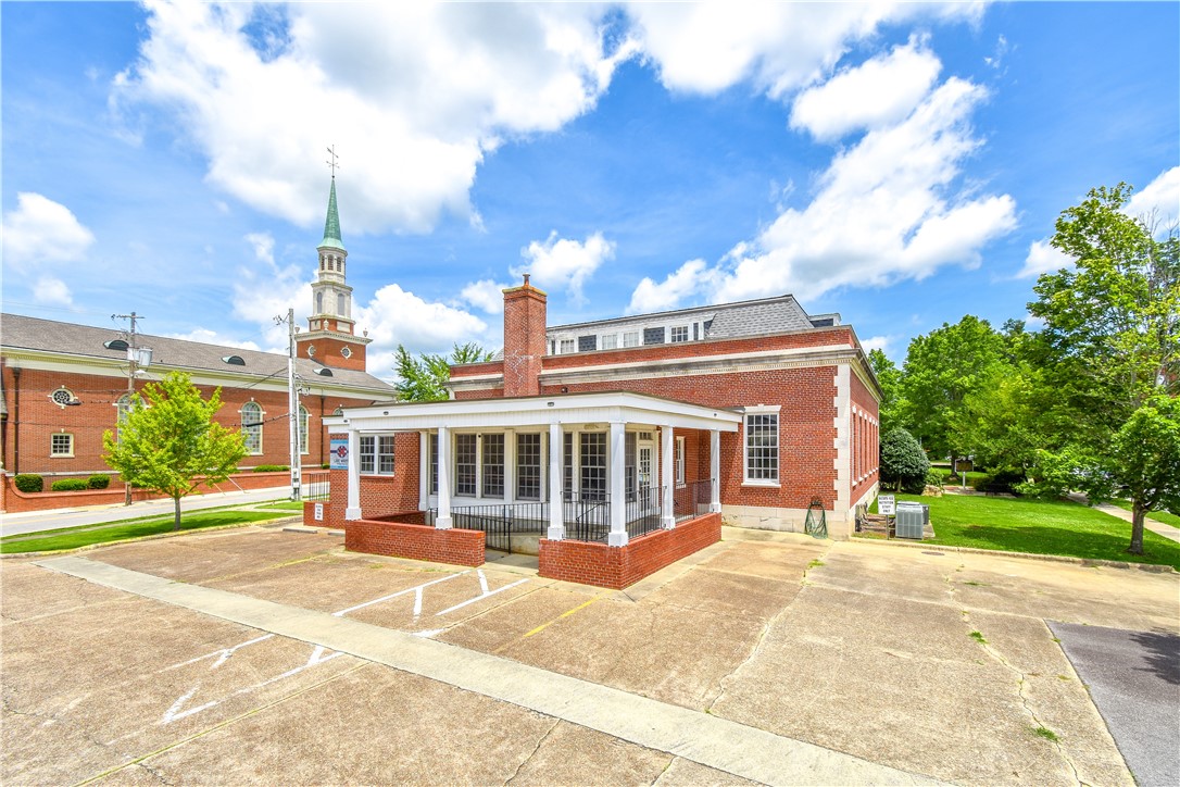 82 COURT Square
