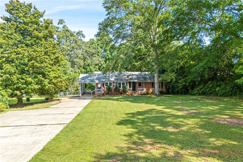 Photo of 1406 PINEDALE Drive, Opelika, AL 36801 (MLS # 175549)