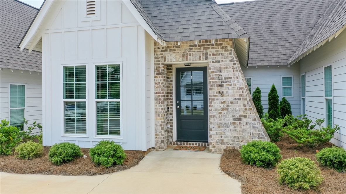 1049 BURROW Circle