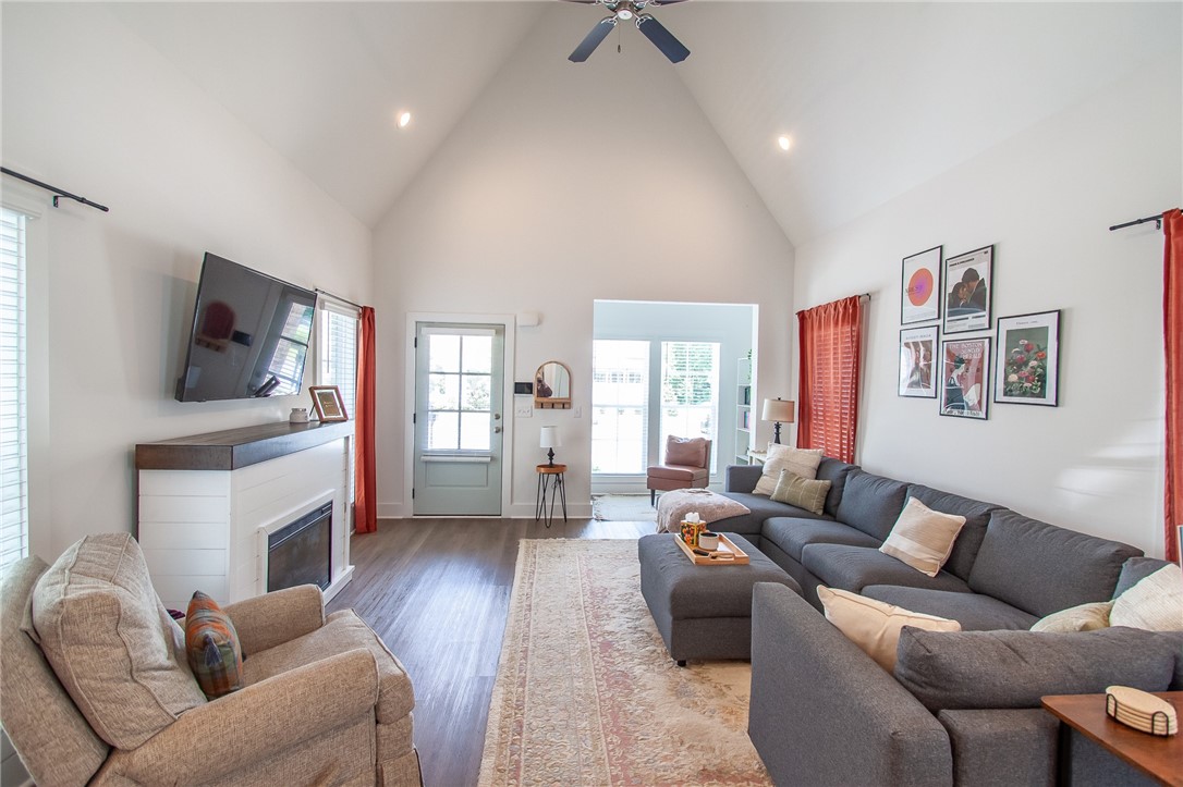 1049 BURROW Circle