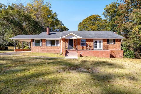 Photo of 161 LAKEVIEW Drive, Roanoke, AL 36274 (MLS # 177571)