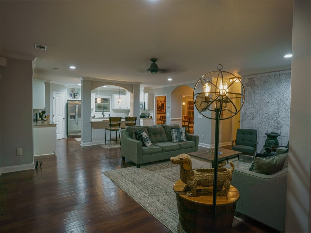 1201 LIVE OAK Circle