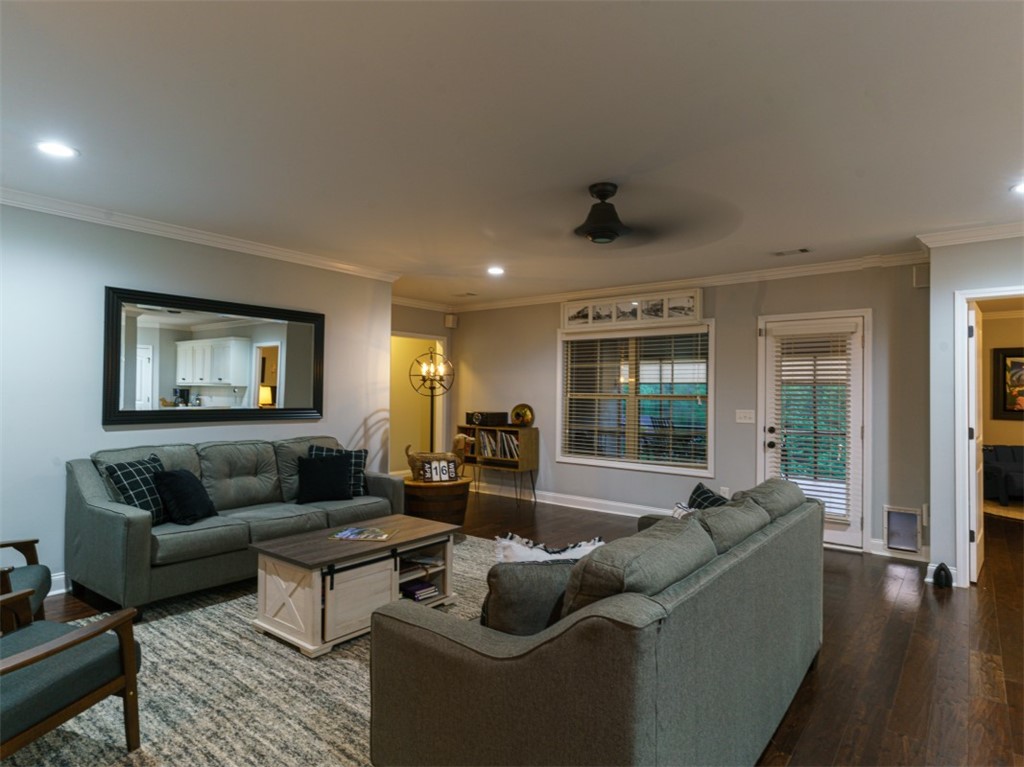 1201 LIVE OAK Circle