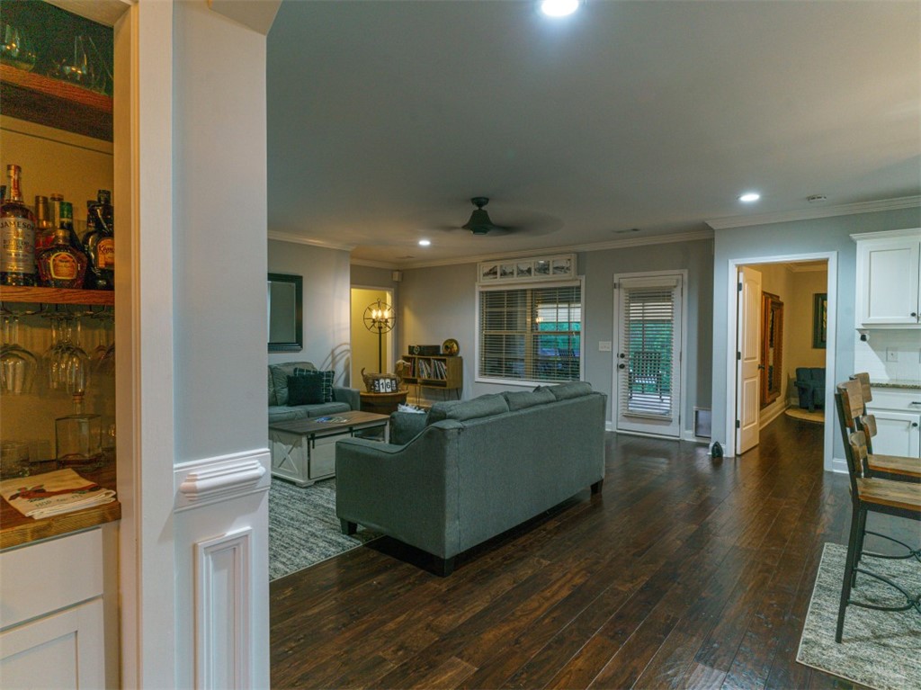 1201 LIVE OAK Circle