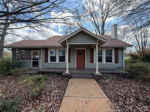 Photo of 709 AVE E, Opelika, AL 36801 (MLS # 179337)