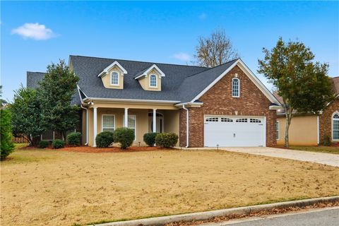 Photo of 4005 CHESHAM Drive, Opelika, AL 36801 (MLS # 177752)