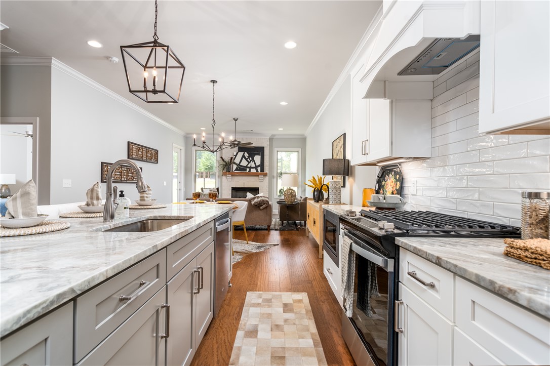 3083 LAKEWOOD Lane