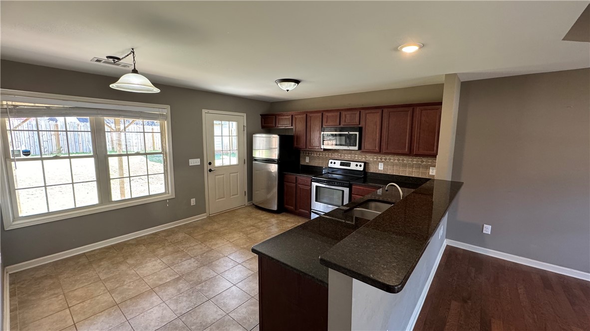 Auburn, Alabama 36830, United States, 3 Bedrooms Bedrooms, ,2 BathroomsBathrooms,Residential,Pending,87453