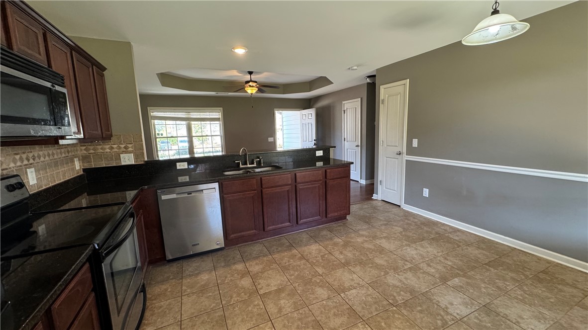 Auburn, Alabama 36830, United States, 3 Bedrooms Bedrooms, ,2 BathroomsBathrooms,Residential,Pending,87453