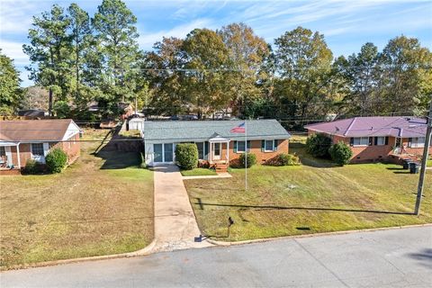 Photo of 1605 JOLLIT Avenue, Opelika, AL 36801 (MLS # 177545)