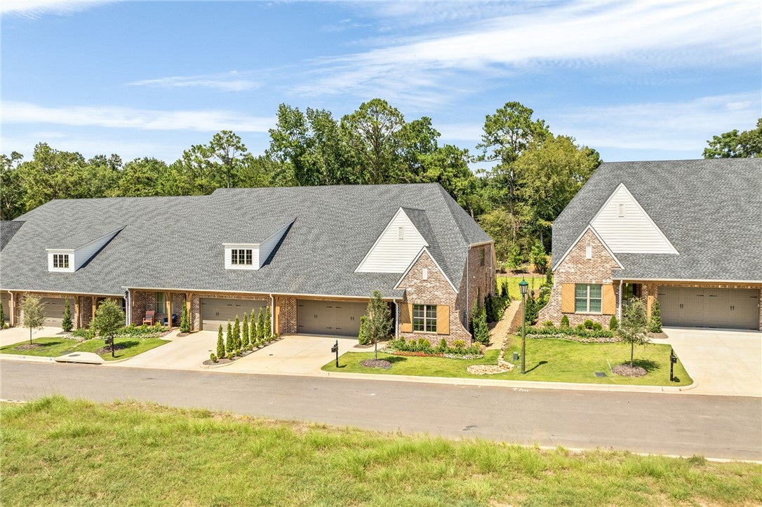 2221 BELLEVUE Place