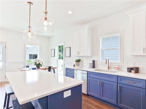 201 WOODLAND Circle Opelika AL 36801