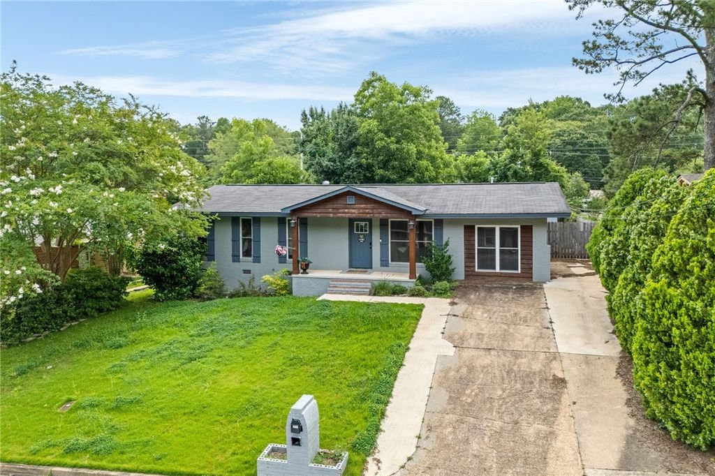 Photo of 608 EDGEWOOD Drive, Auburn, AL 36830 (MLS # 175127)