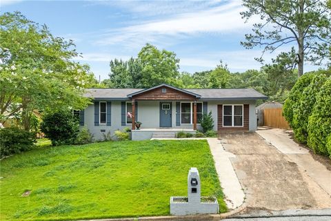 Photo of 608 EDGEWOOD Drive, Auburn, AL 36830 (MLS # 175127)