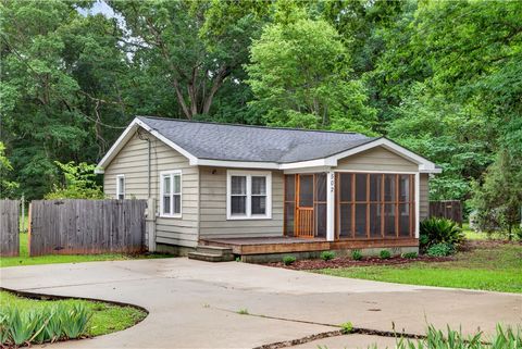 Photo of 502 LAKE CONDY Road, Opelika, AL 36801 (MLS # 180834)